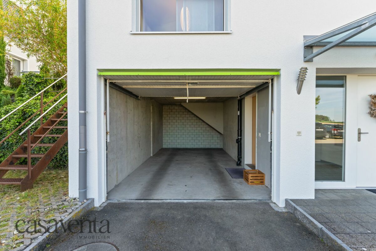 Offene Garage mit Hauszugang