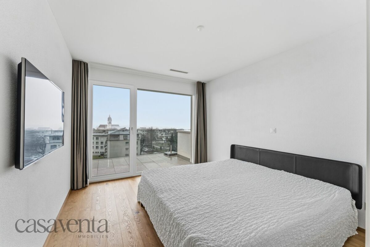 Modernes Schlafzimmer mit Balkonblick