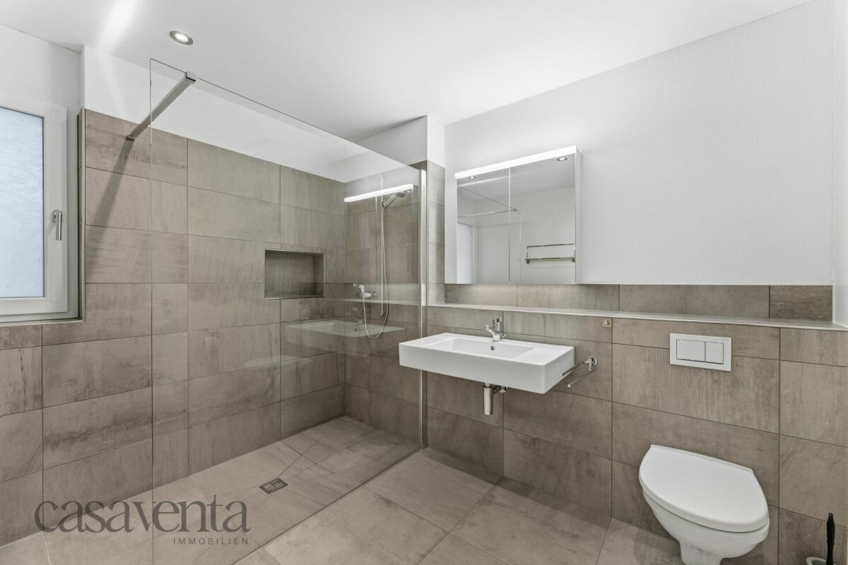 Modernes Badezimmer mit Walk-in-Dusche und WC
