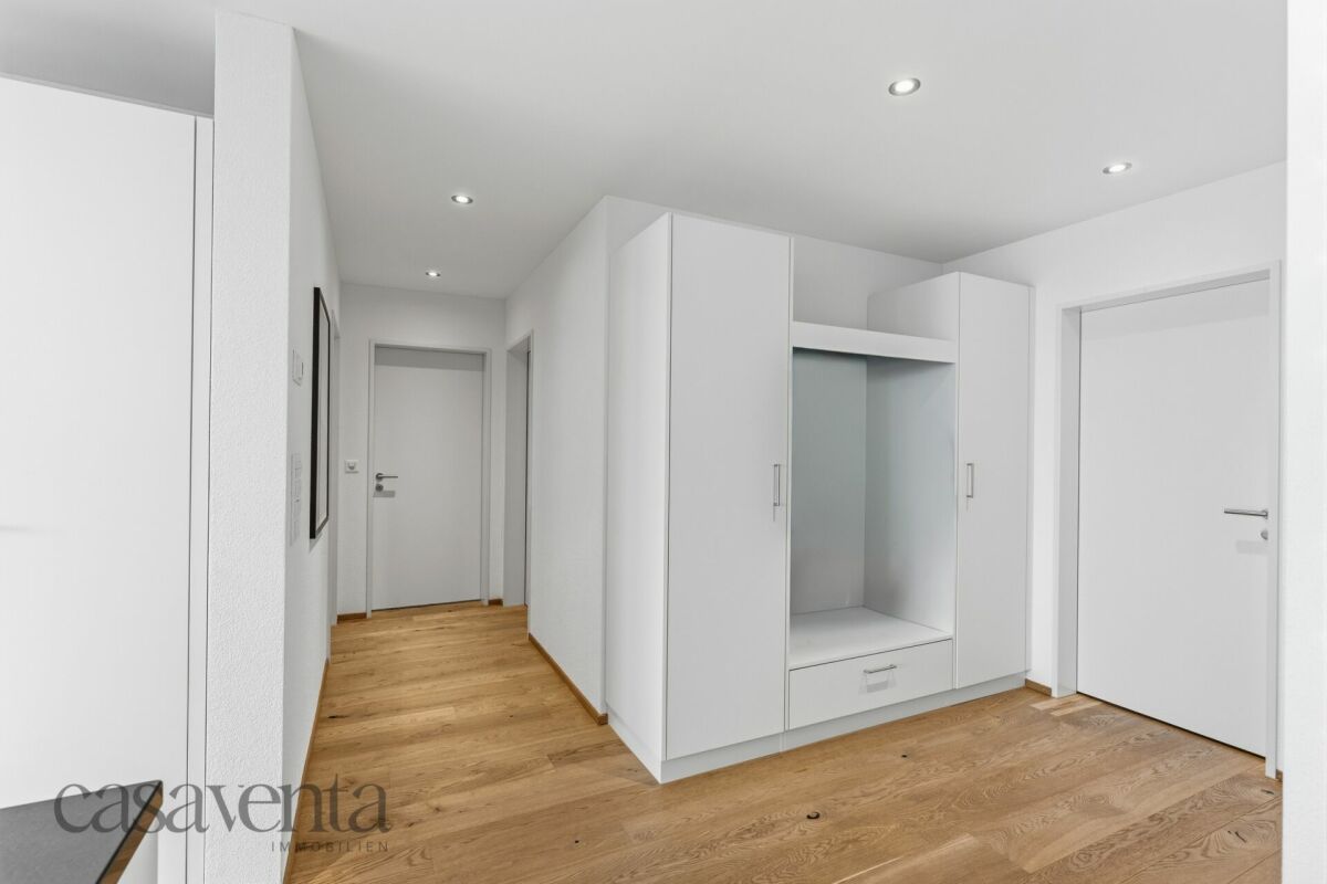 Heller Flur mit Einbauschrank