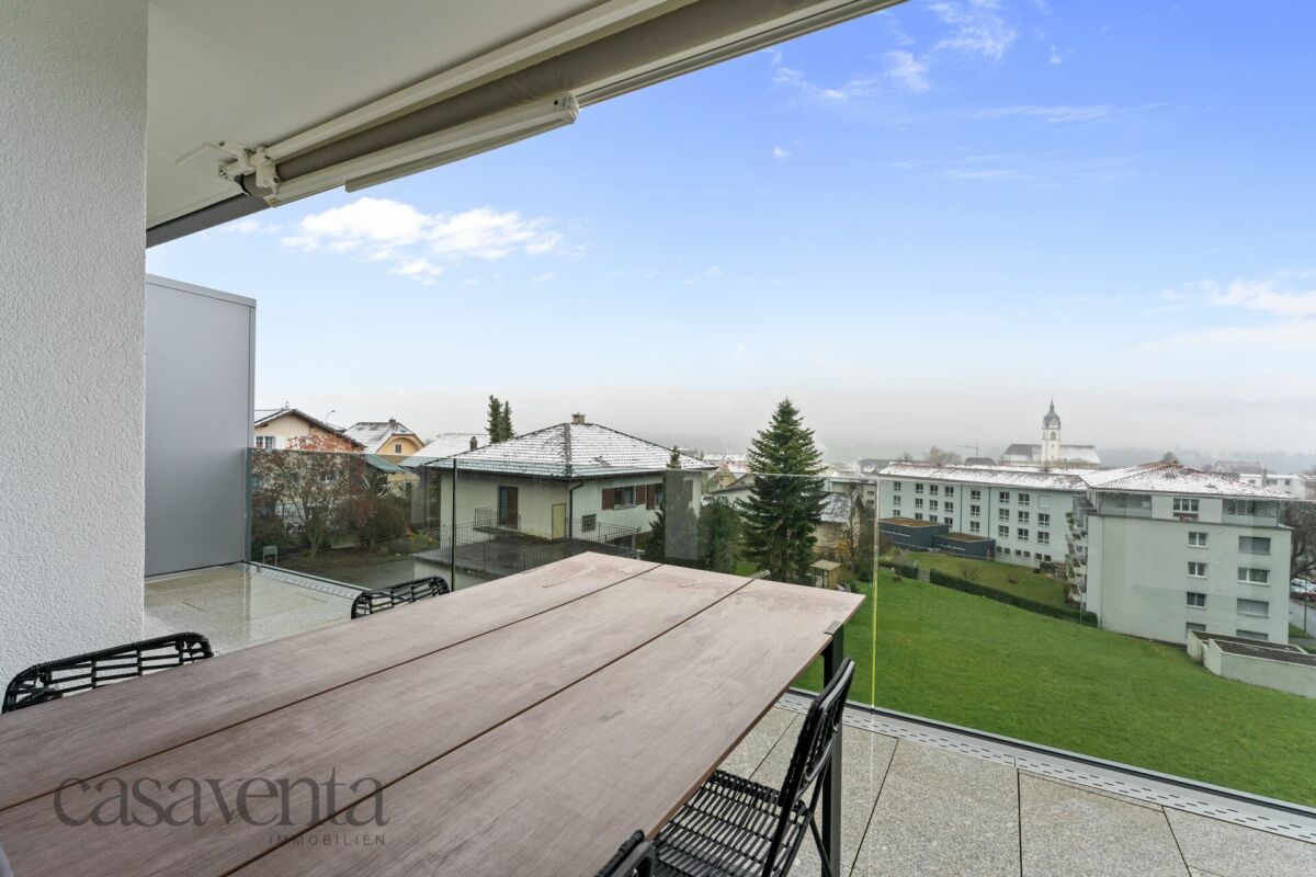 Balkon mit Weitblick über Wohngebiet