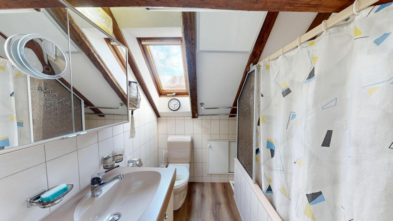 Badezimmer mit Dachschräge