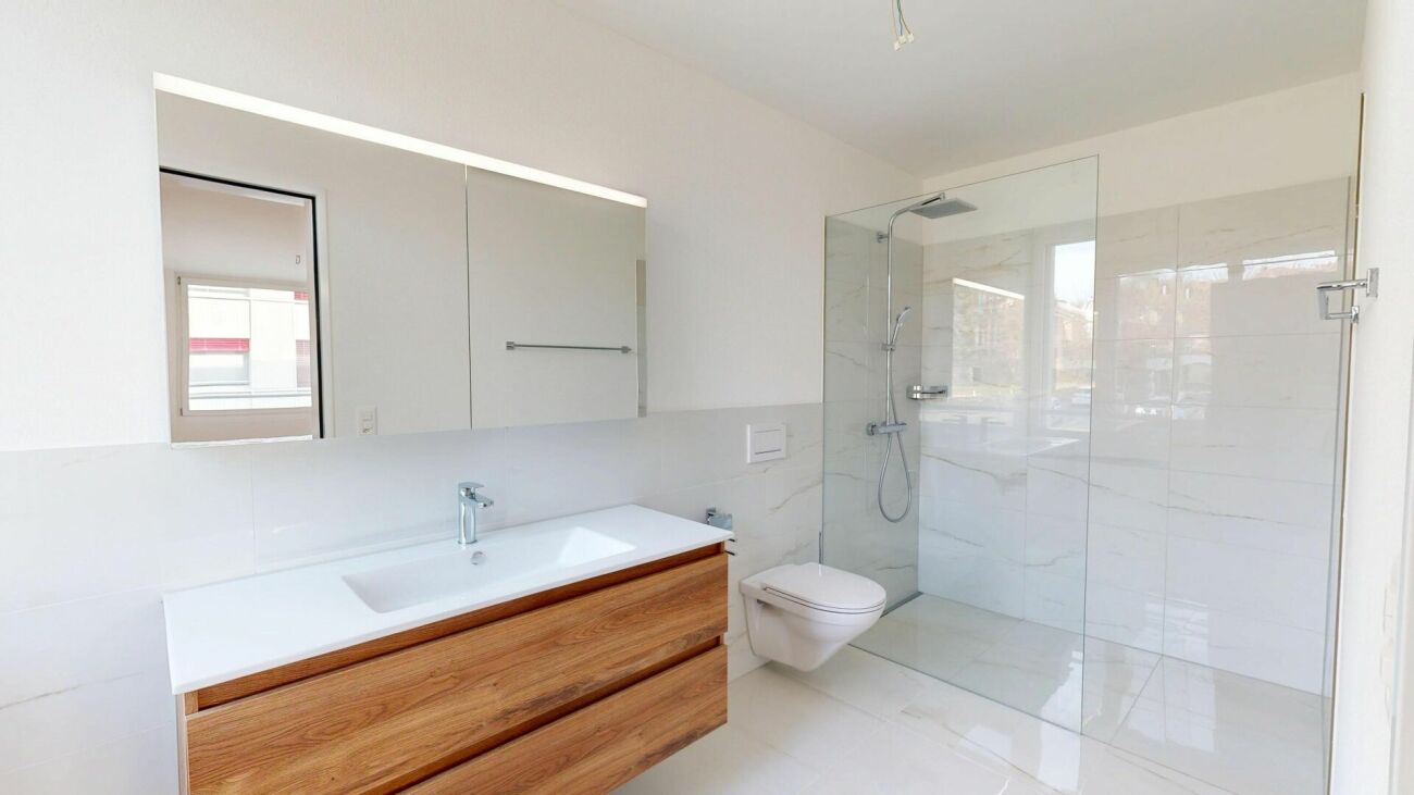 Modernes Badezimmer mit Dusche und Holzwaschtisch