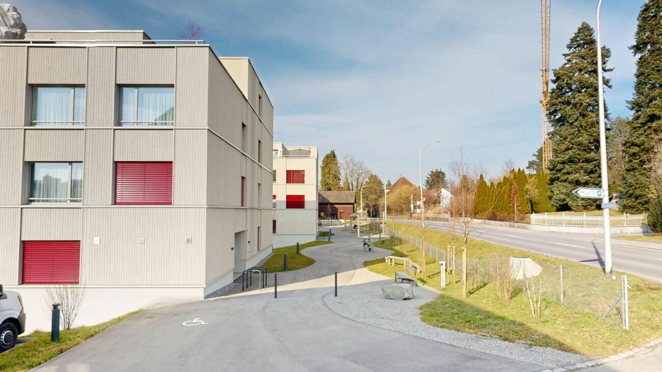 Modernes Mehrfamilienhaus an einer Straße