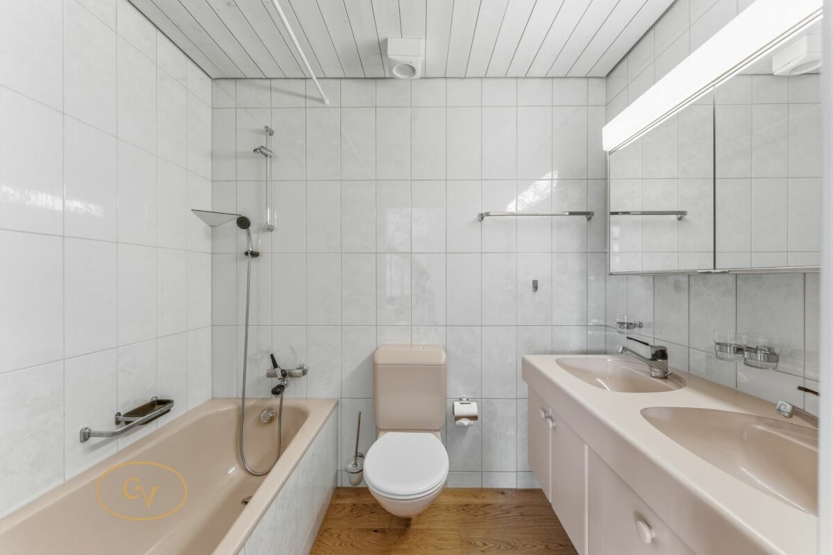 Modernes Badezimmer mit Wanne, Doppelwaschbecken und WC