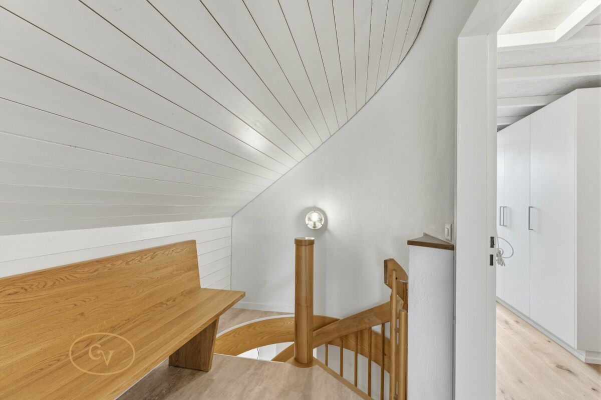 Heller Dachbodenflur mit Treppenaufgang und Einbauschrank