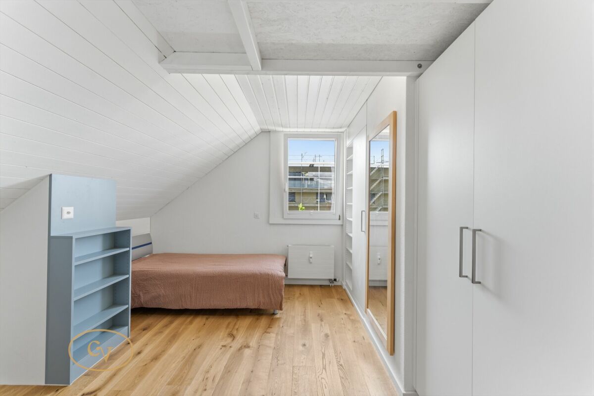Helles Dachgeschoss-Schlafzimmer