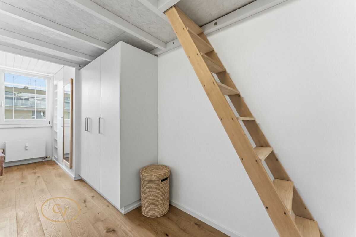 Heller Innenraum mit Leiter und Stauraum