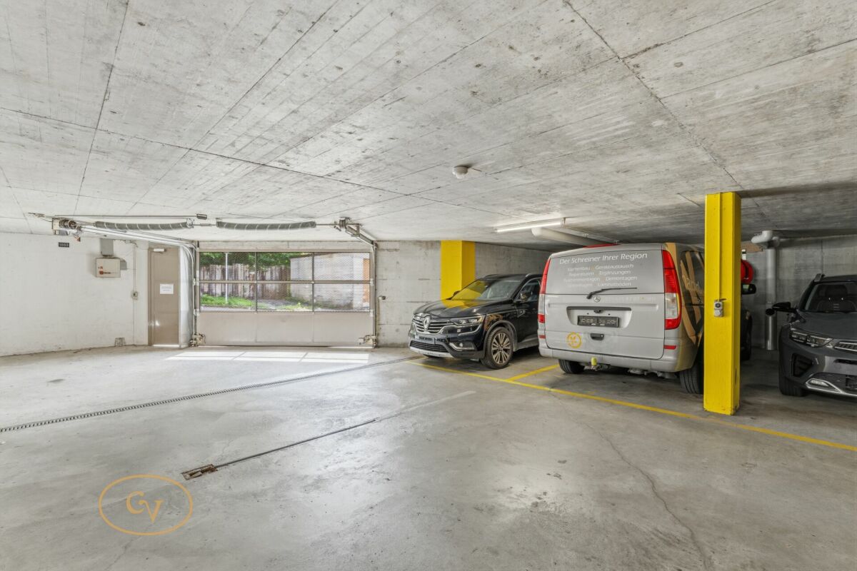 Tiefgarage mit geparkten Fahrzeugen