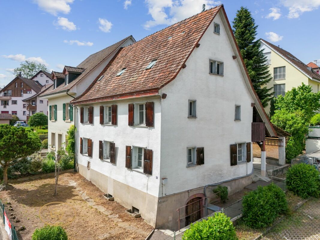 Altbauhaus mit steilem Ziegeldach