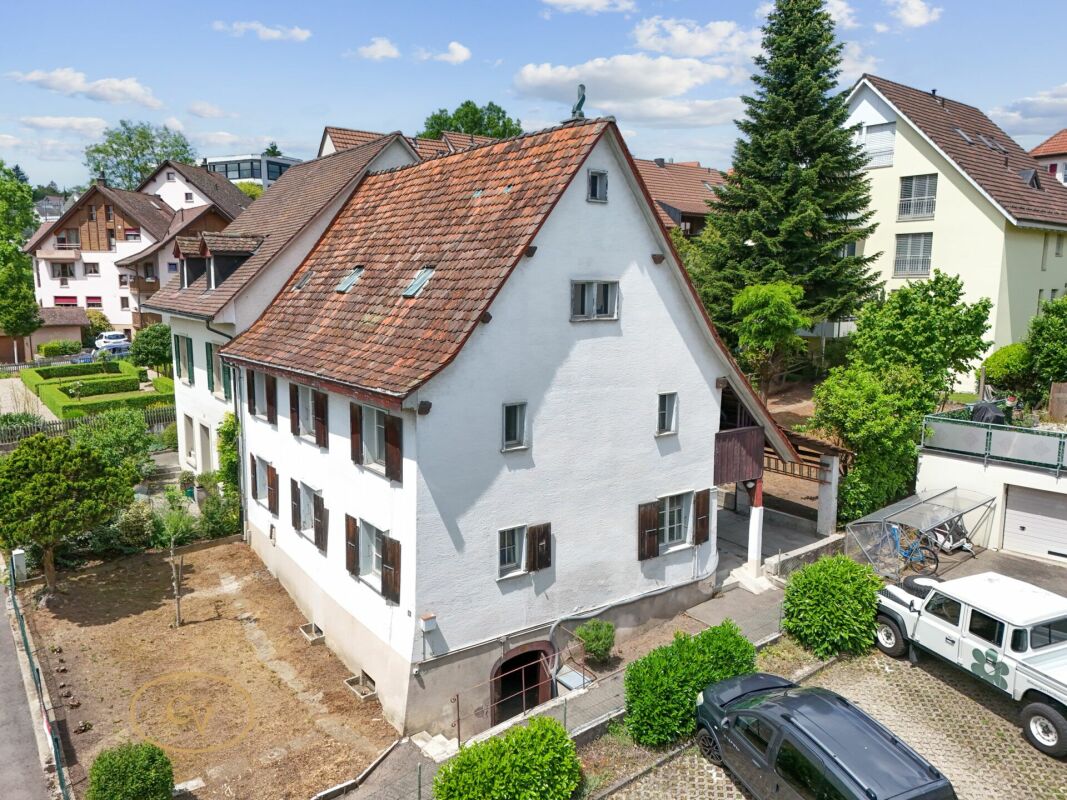 Wohnhaus mit Satteldach in Wohngebiet