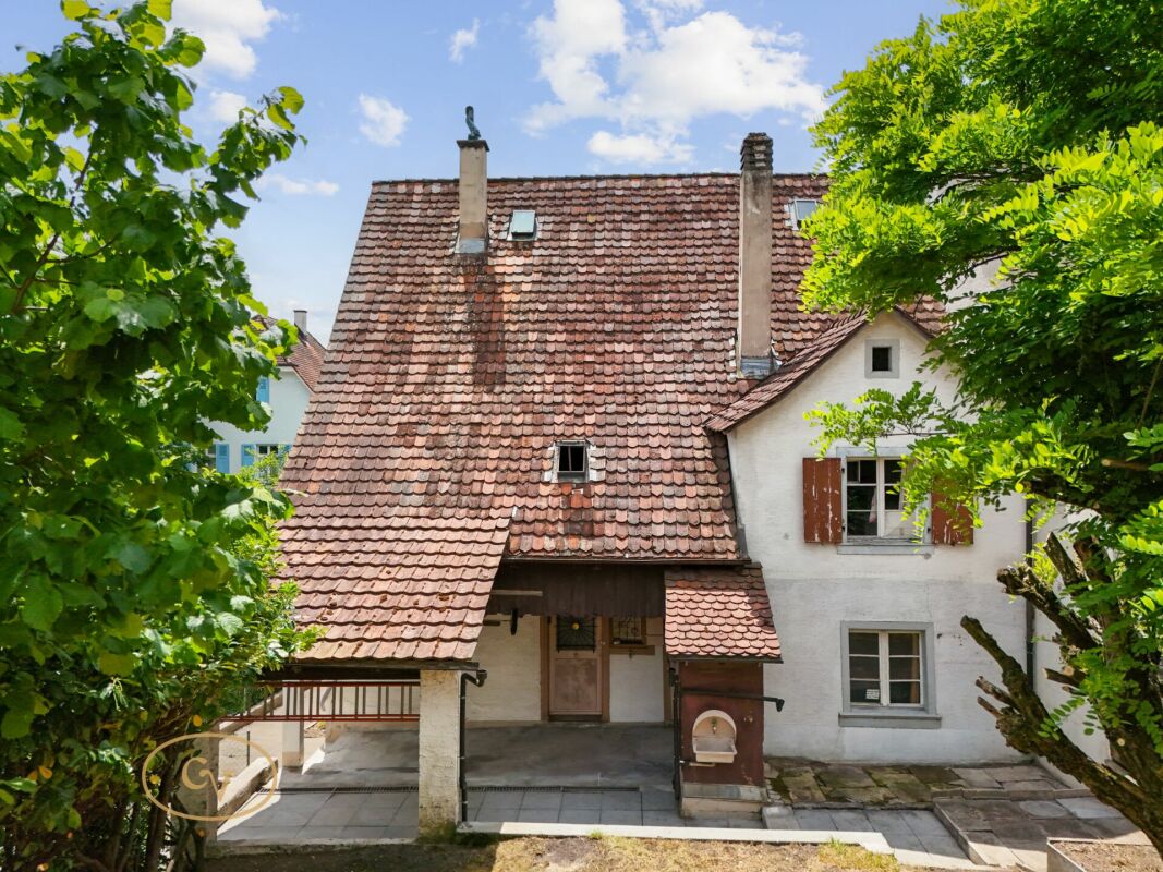 Historisches Wohnhaus mit steilem Ziegeldach