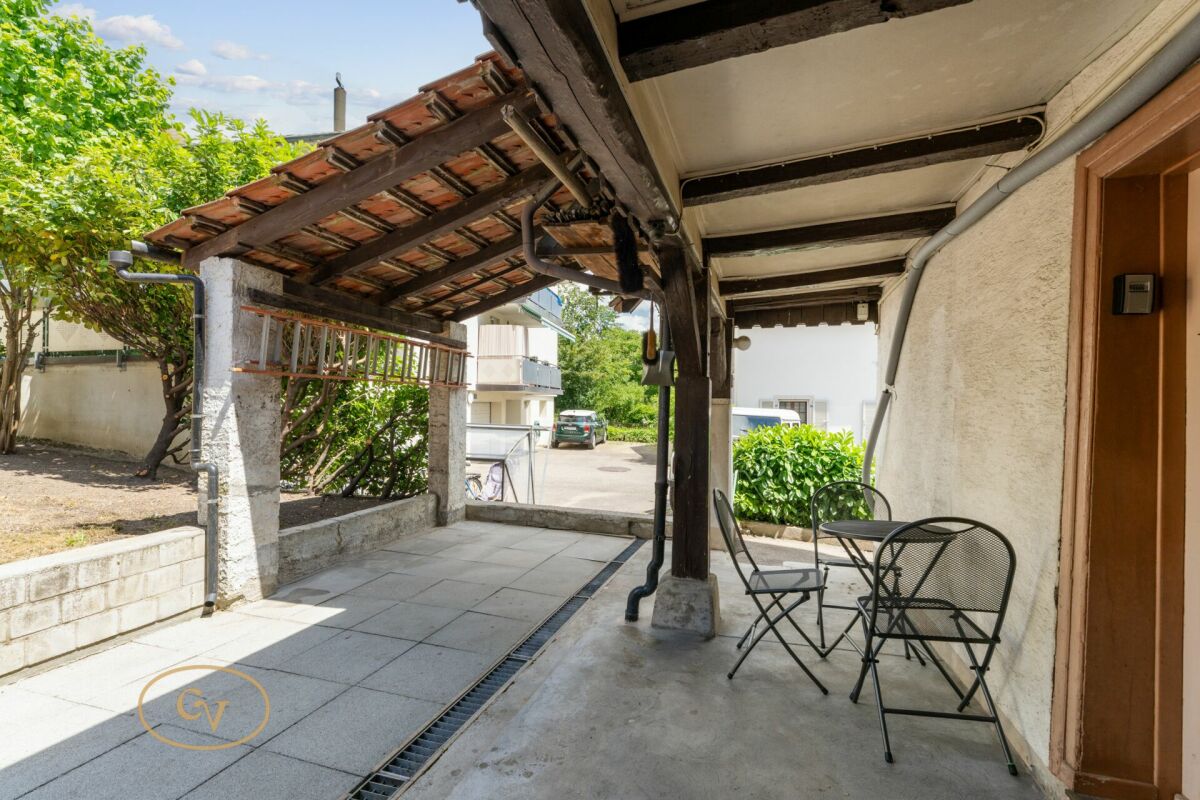 Überdachte Terrasse mit Sitzgruppe