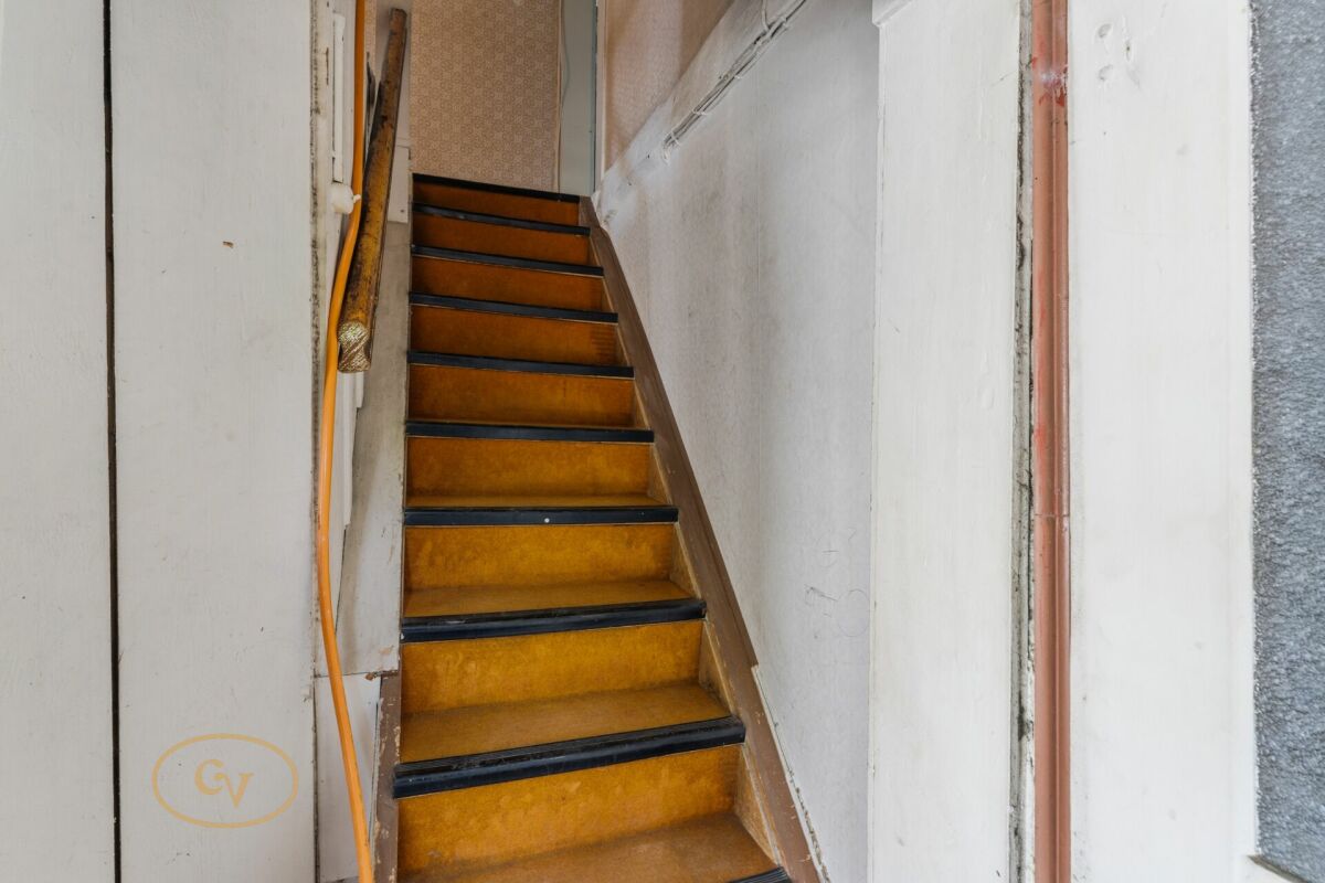 Enge Innentreppe mit sichtbaren Gebrauchsspuren