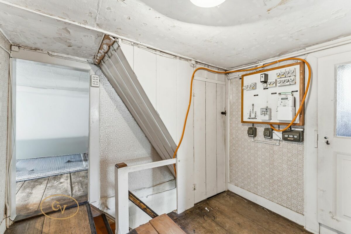 Altbau-Hausflur mit Elektroverteilung