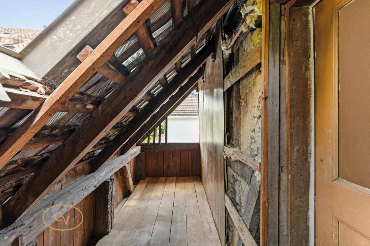 Dachgeschoss mit sichtbaren Holzschäden