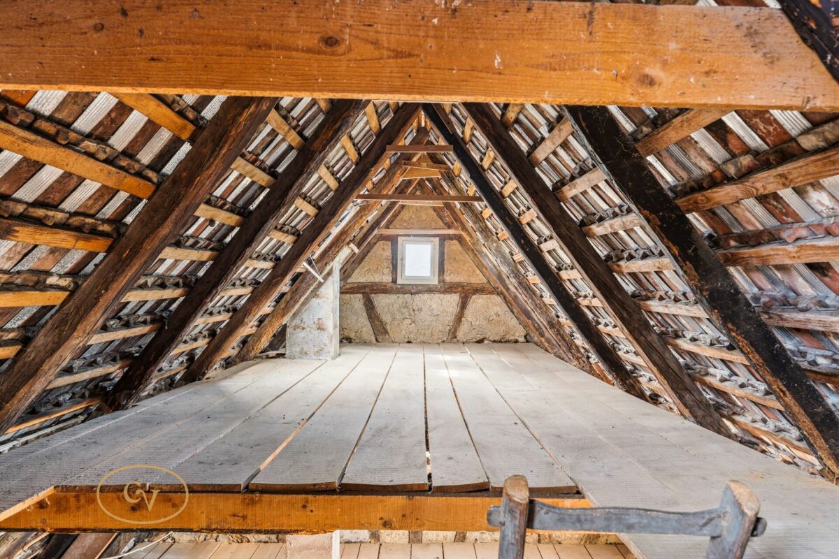 Dachboden mit sichtbarem Dachstuhl