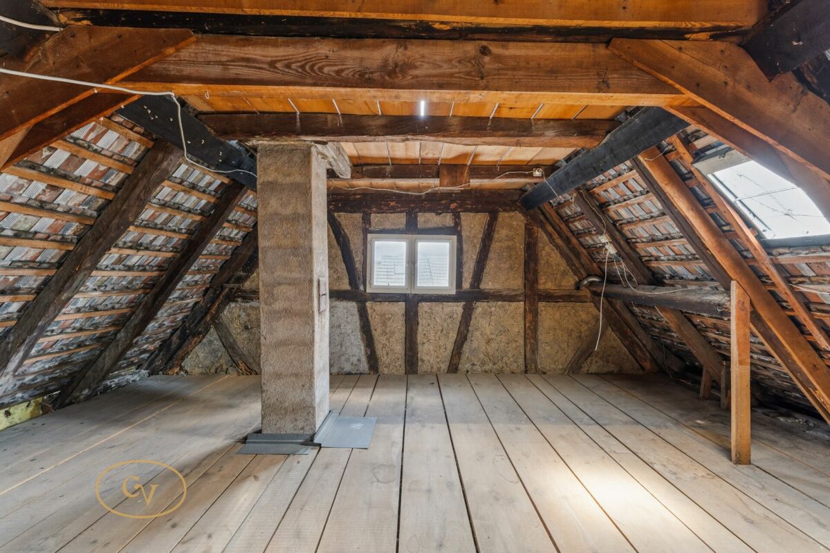 Ausgebauter Dachboden mit sichtbarer Holzkonstruktion