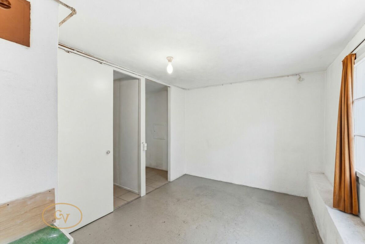 Leerer heller Raum mit Fenster