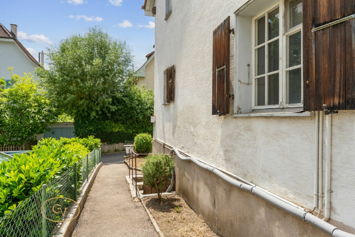 Wohnhaus mit Gartenweg und Fensterläden