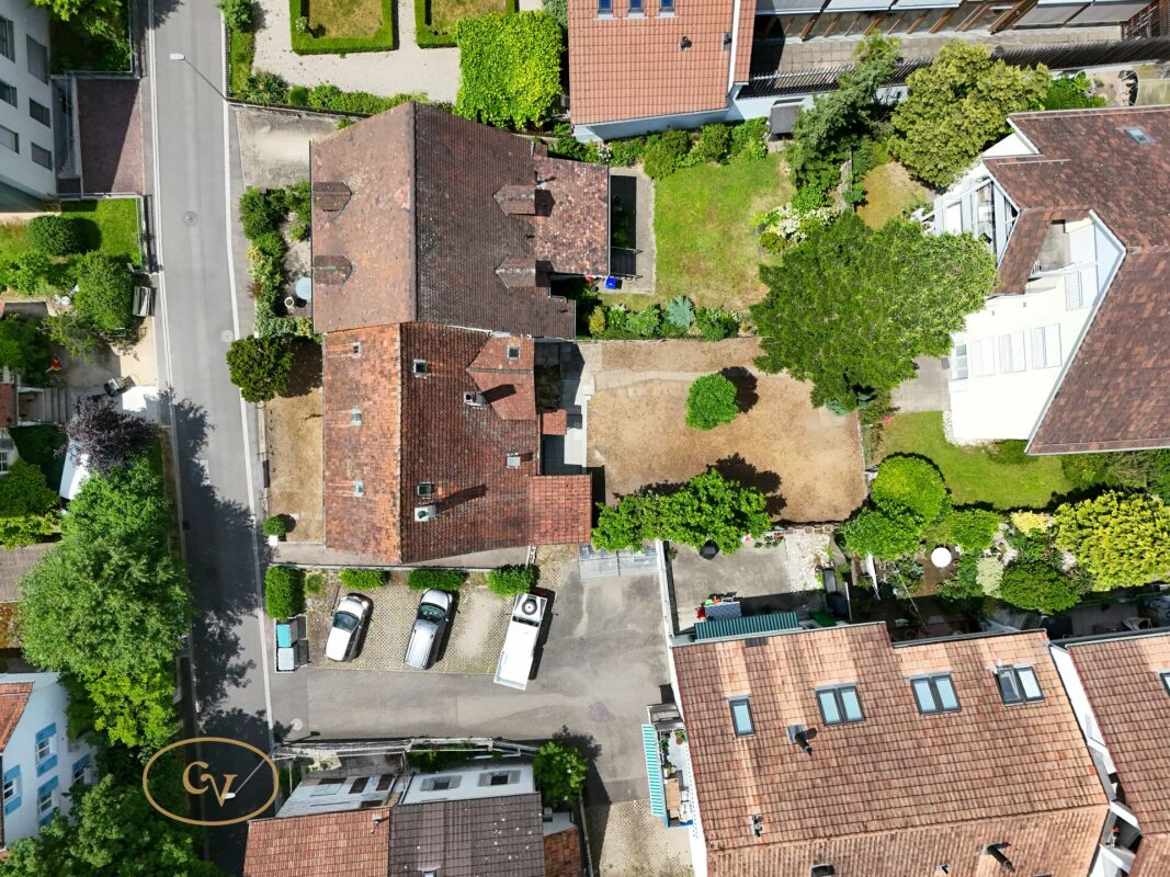 Luftaufnahme eines Wohnhauses mit Garten und Nachbarbebauung