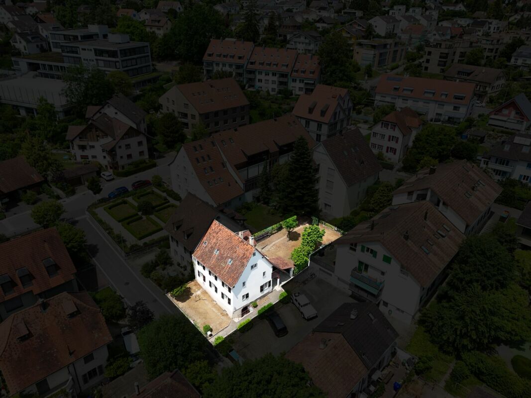 Auffälliges Einfamilienhaus in dichter Wohnsiedlung