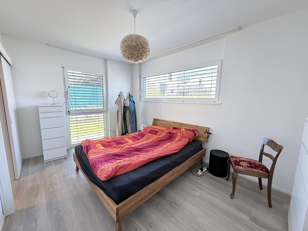 Helles Schlafzimmer mit schlichtem Mobiliar