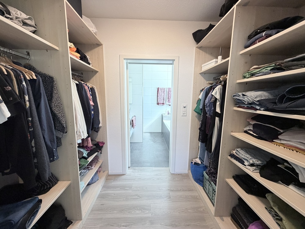 Begehbarer Kleiderschrank mit Blick ins Bad