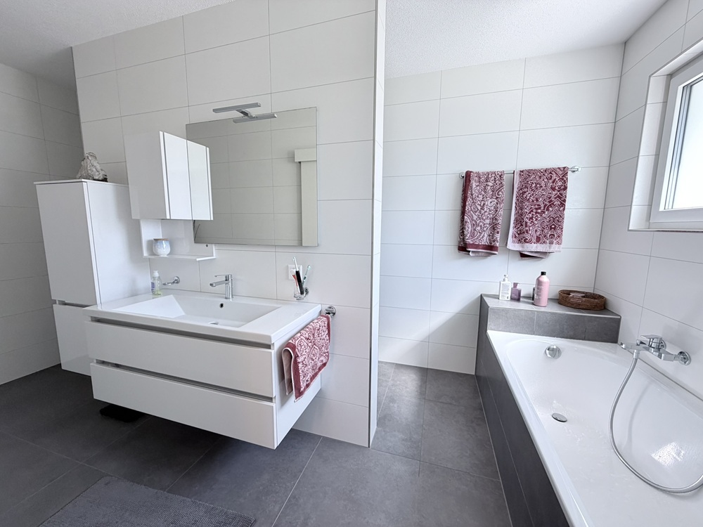 Modernes Badezimmer mit Badewanne und Waschtisch