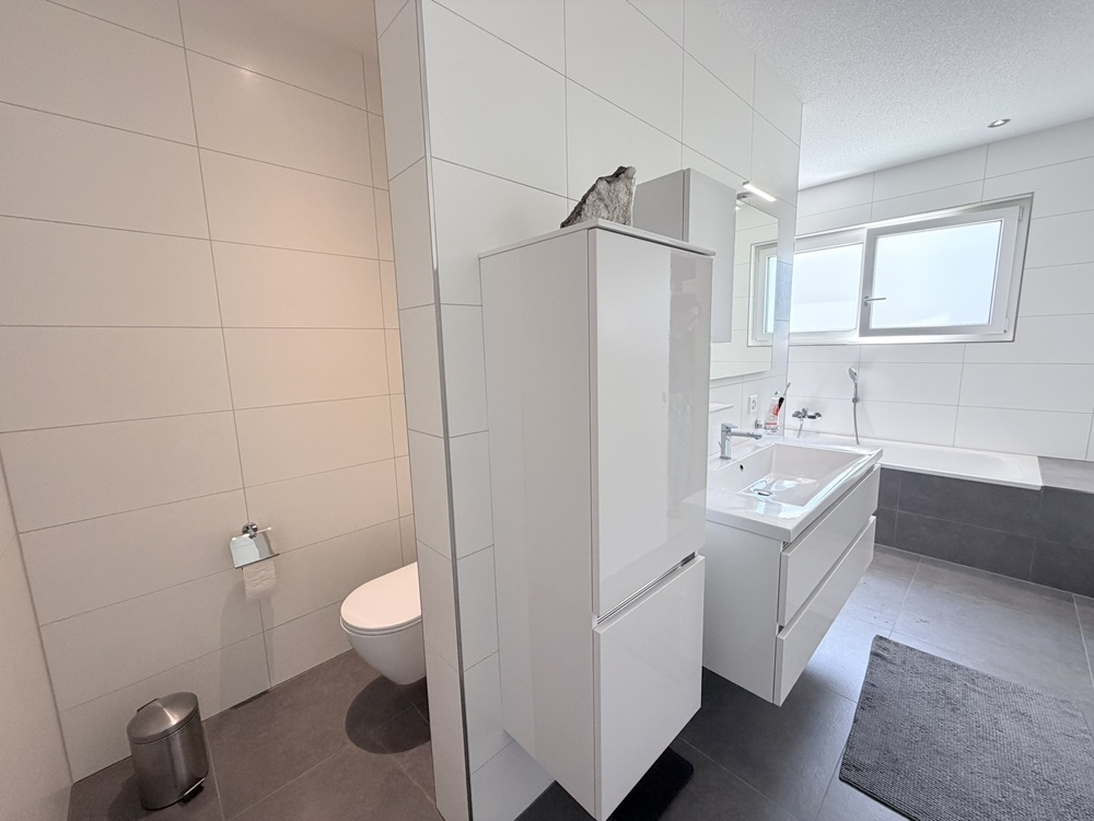 Modernes Badezimmer mit WC und Badewanne