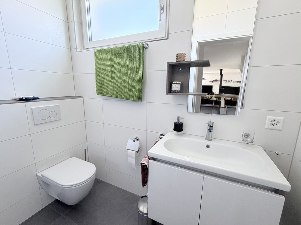 Modernes Gäste-WC mit Fenster und Waschtisch