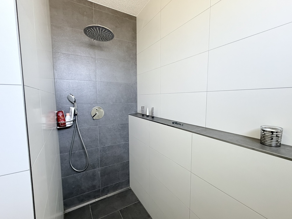 Moderne begehbare Dusche