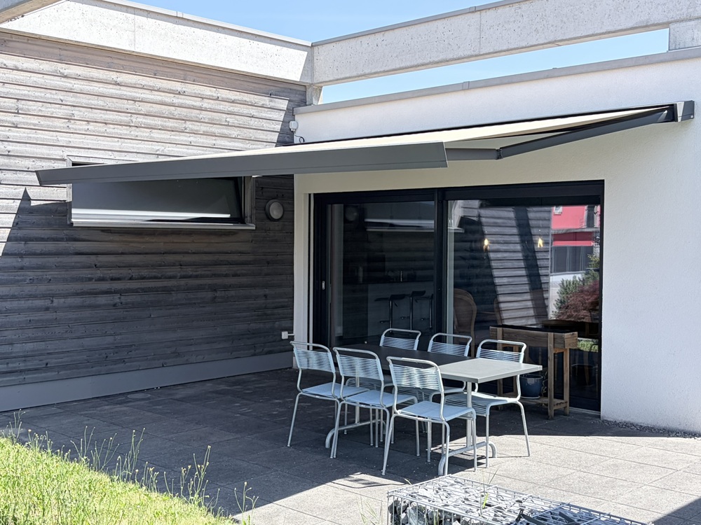 Moderne Terrasse mit Überdachung