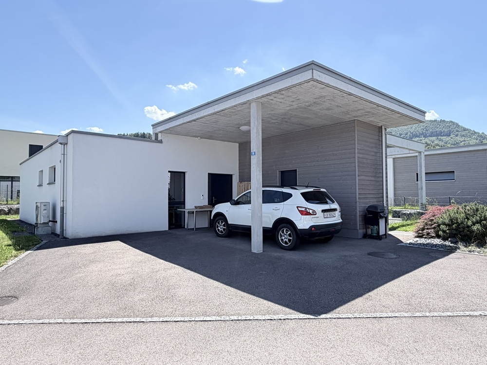 Moderne Carport- und Hausansicht