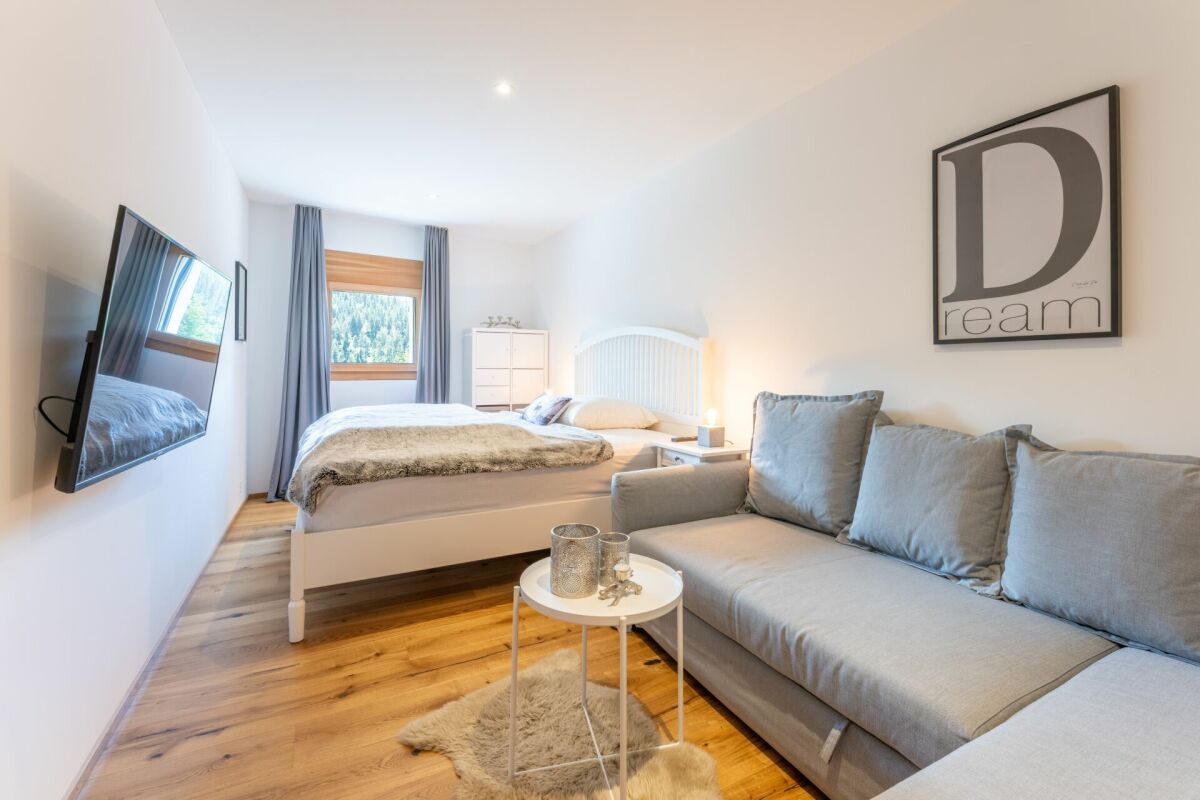 Helles Schlafzimmer mit Sitzbereich