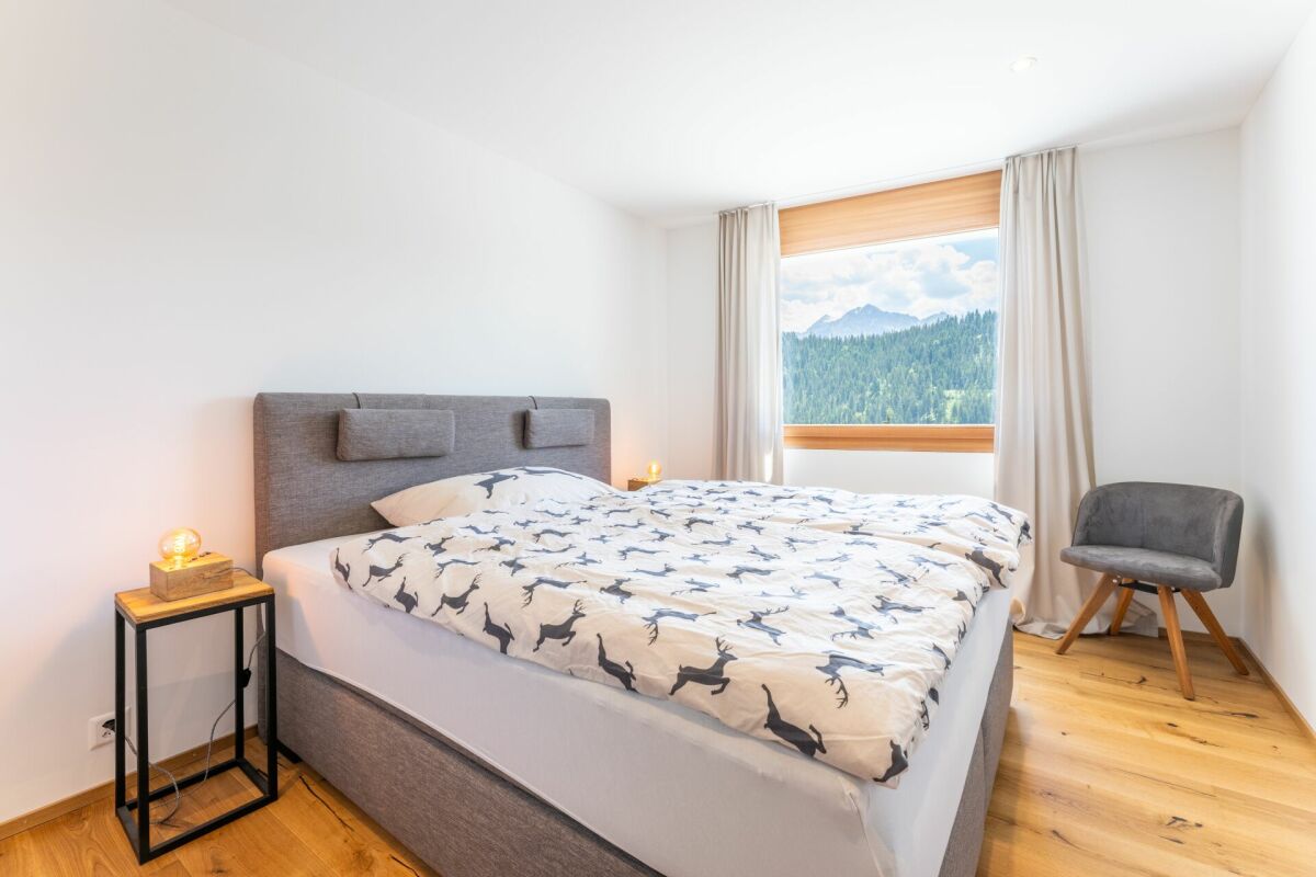 Modernes Schlafzimmer mit Bergblick