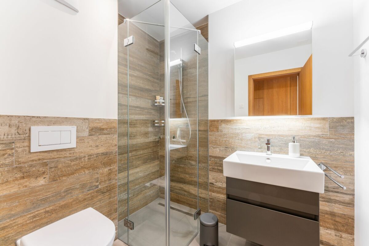 Modernes kleines Badezimmer mit Dusche und Waschtisch