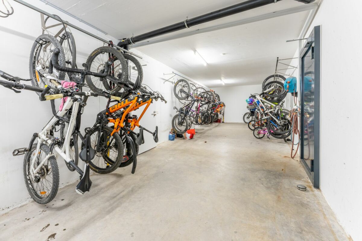 Fahrradkeller mit mehreren aufgehängten Fahrrädern