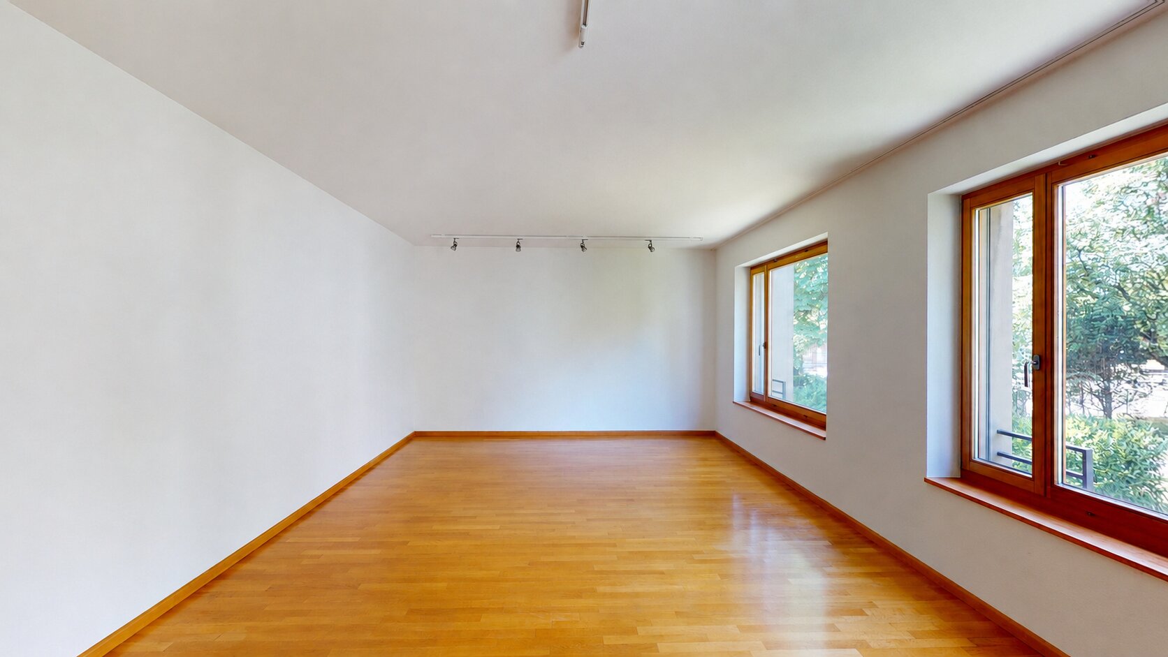 Heller leerer Raum mit Holzfenstern