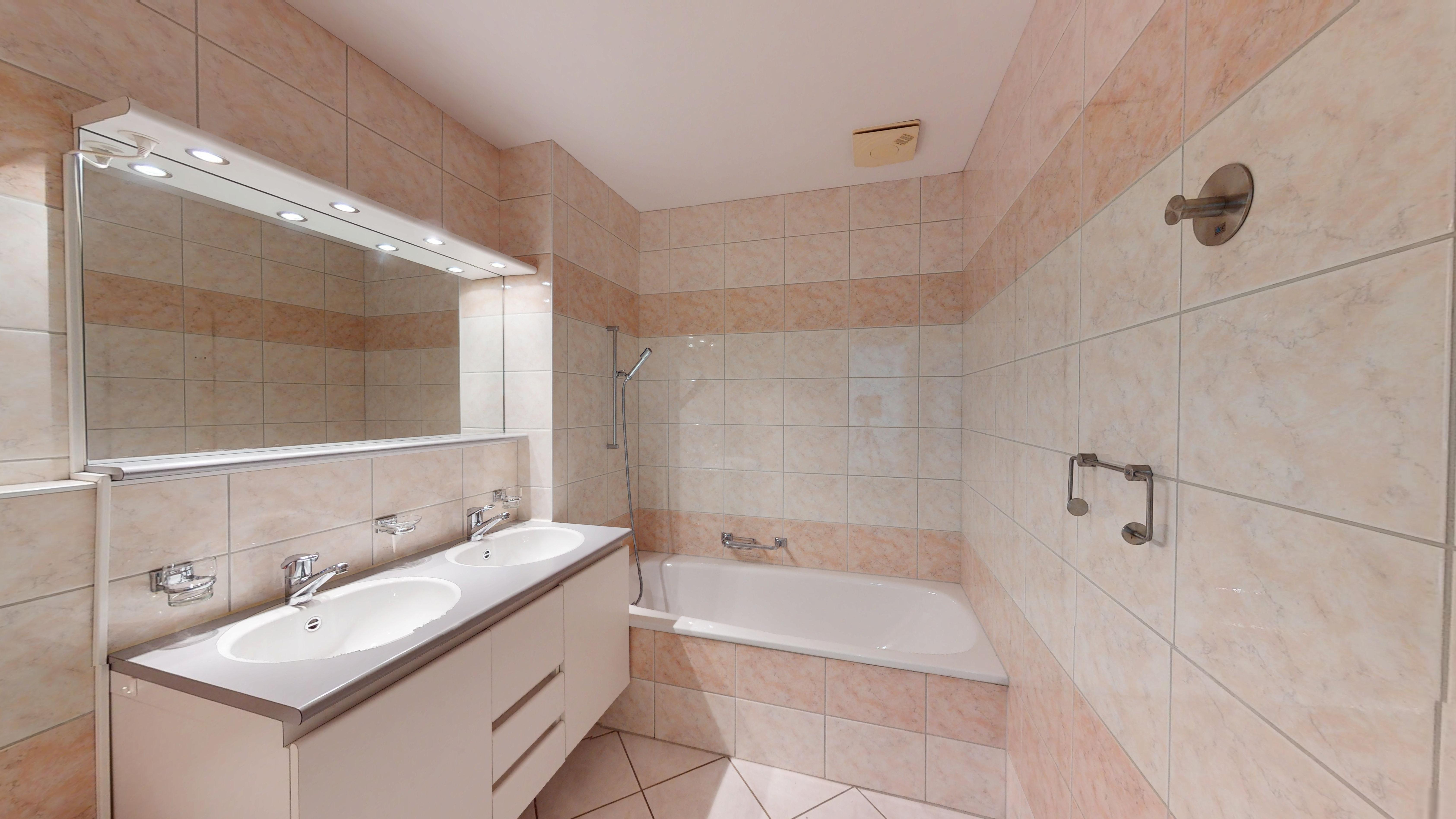 Modernes Badezimmer mit Doppelwaschbecken und Badewanne