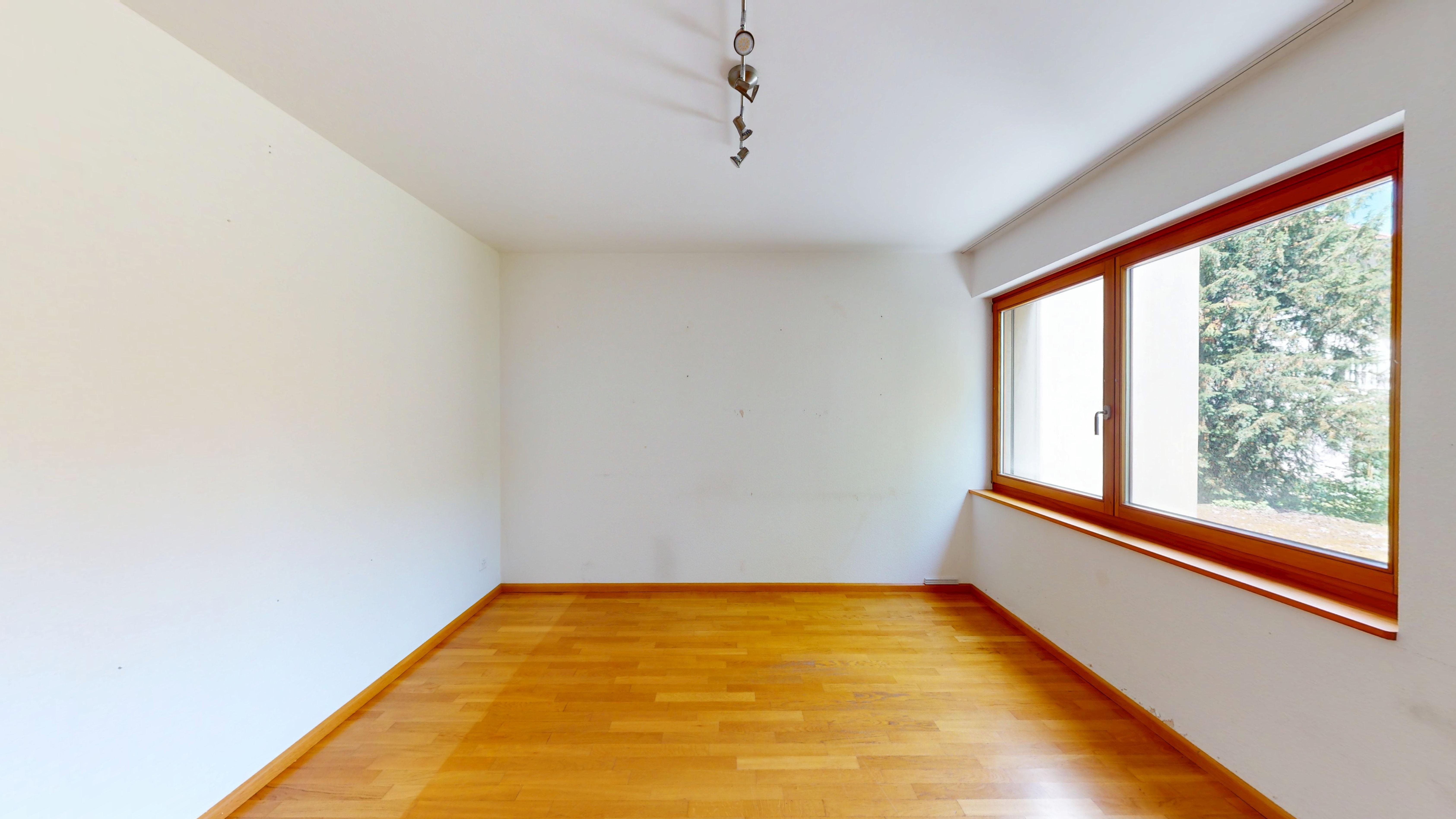Leerer heller Raum mit großem Holzfenster