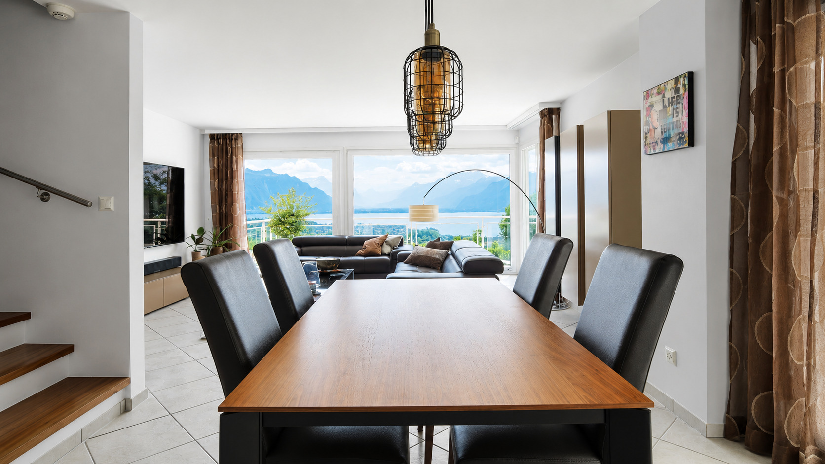 Offener Wohn- und Essbereich mit Seeblick