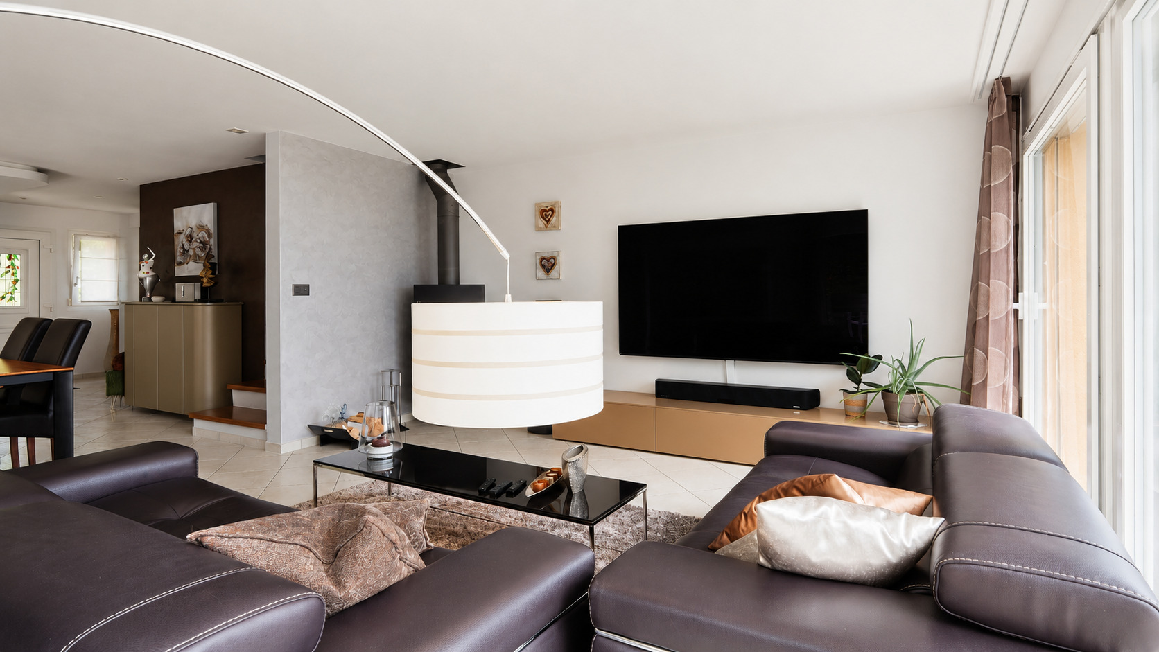 Modernes Wohnzimmer mit Kamin und großem TV