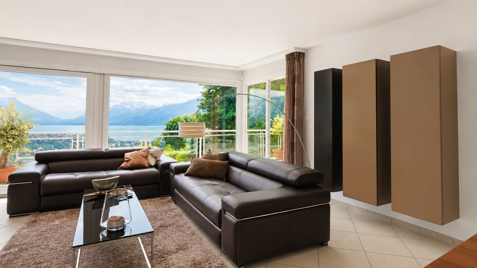 Wohnzimmer mit Seeblick und moderner Einrichtung