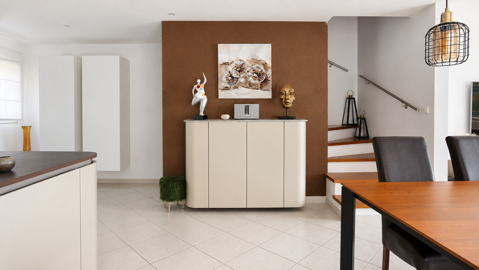 Modernes Ess- und Wohnbereichsdetail mit Treppe
