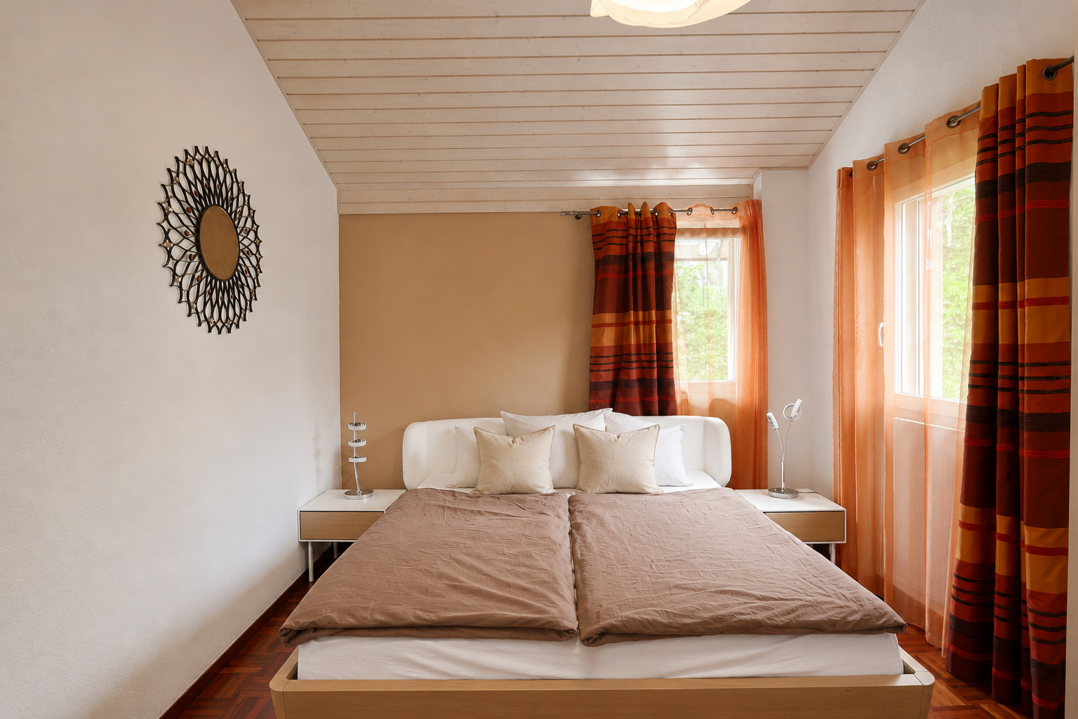 Helles Schlafzimmer mit warmen Farbakzenten