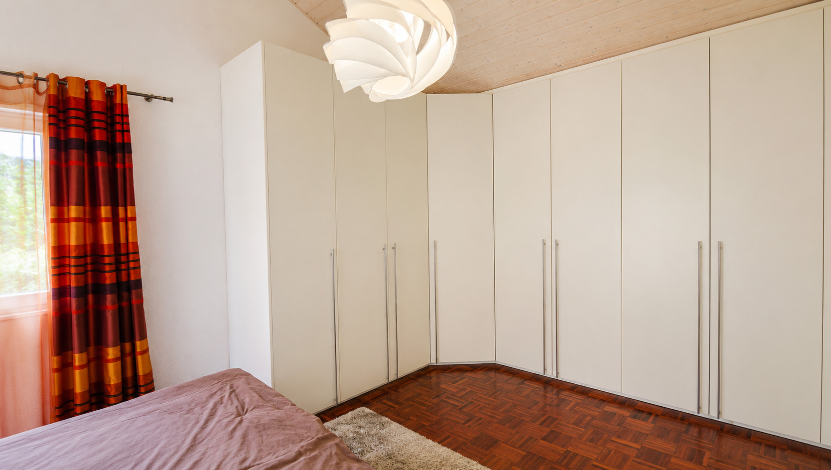 Schlafzimmer mit Einbauschrank