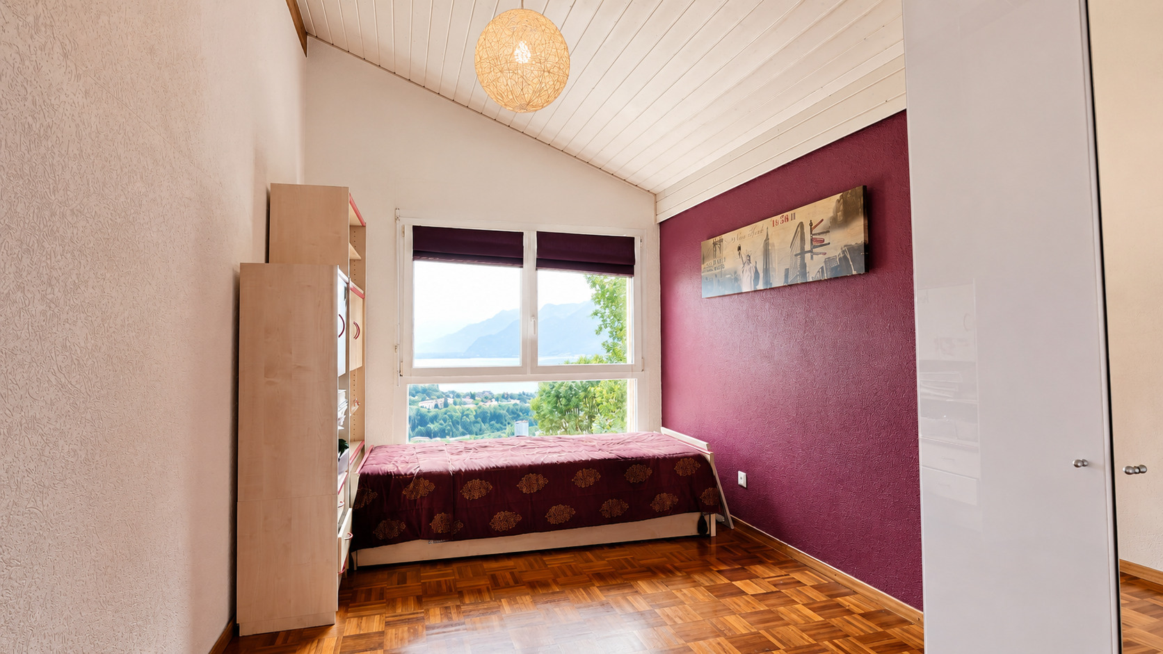 Helles Schlafzimmer mit Ausblick