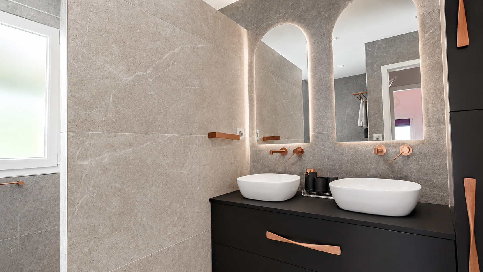 Modernes Badezimmer mit Doppelwaschtisch