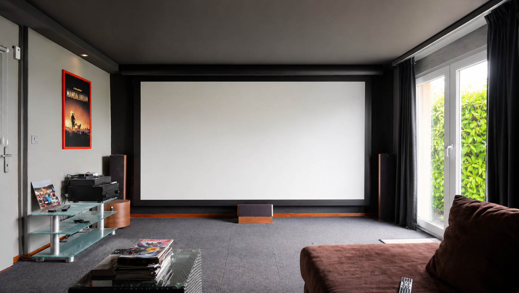 Heimkino-Wohnzimmer mit großer Leinwand